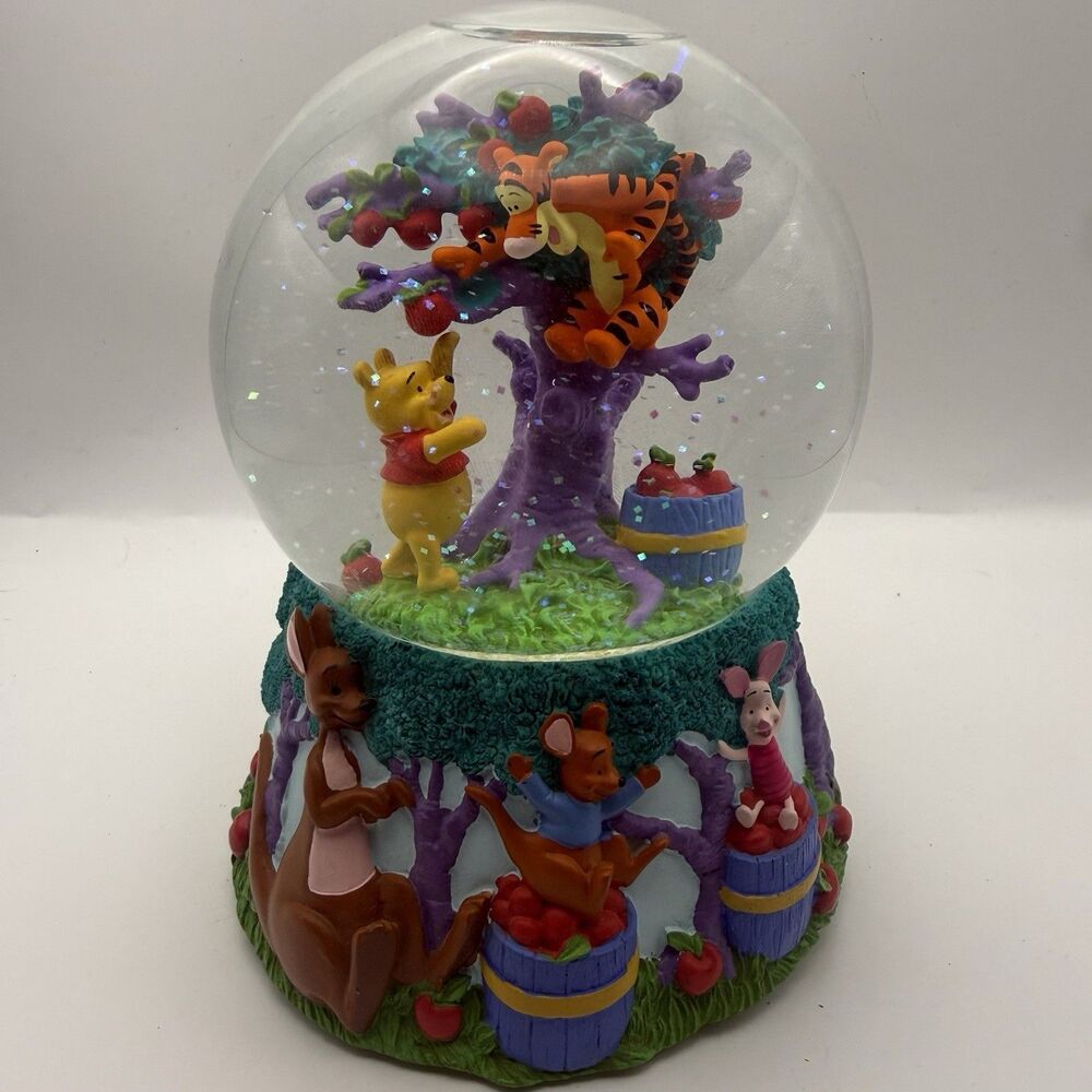 Disney Home Pooh Musical Snowglobe Plays "Winnie The Pooh" Enesco